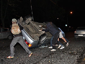 Акция арт-группы "Война" В Санкт-Петербурге. Фото: plucer.livejournal.com