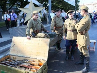 Реконструкторы на Пробеге Памяти, 7.09.2014, Петербург. Источник - http://www.spb.aif.ru/