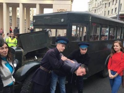 Ряженые НКВДшники и "черный воронок", Москва, день города-2016. Источник - www.facebook.com/elena.rykovtseva