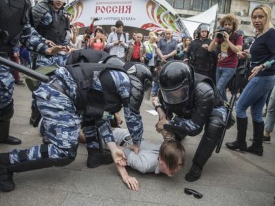 Нападение ОМОНовцев на протестующего на Тверской, 12.6.17. Источник - spektr.press