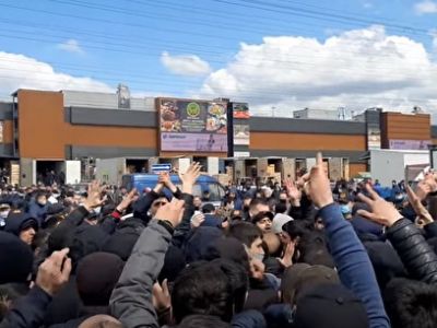 Протестующие у рынка "Фуд Сити" в Москве. Фото: znak.com