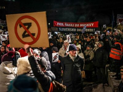 Участники митинга возле здания правительства Словацкой Республики, выступающие против пророссийской политики Фицо. Фото: David I?tok / Aktuality